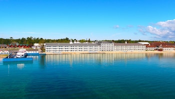 hamilton inn select beachfront mackinaw city