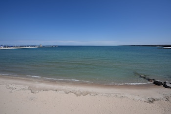 hamilton inn select beachfront mackinaw city