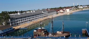 hamilton inn select beachfront mackinaw city