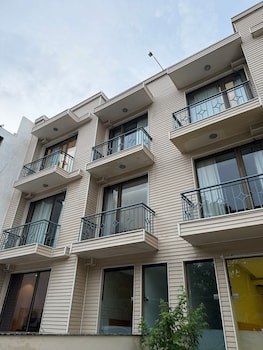 uds villa next to vfs walking to connaught place