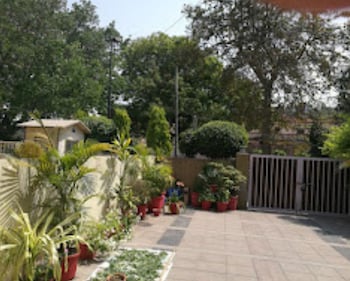 uds villa next to vfs walking to connaught place