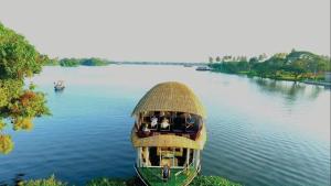 best kerala houseboat