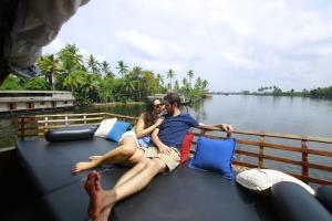 best kerala houseboat