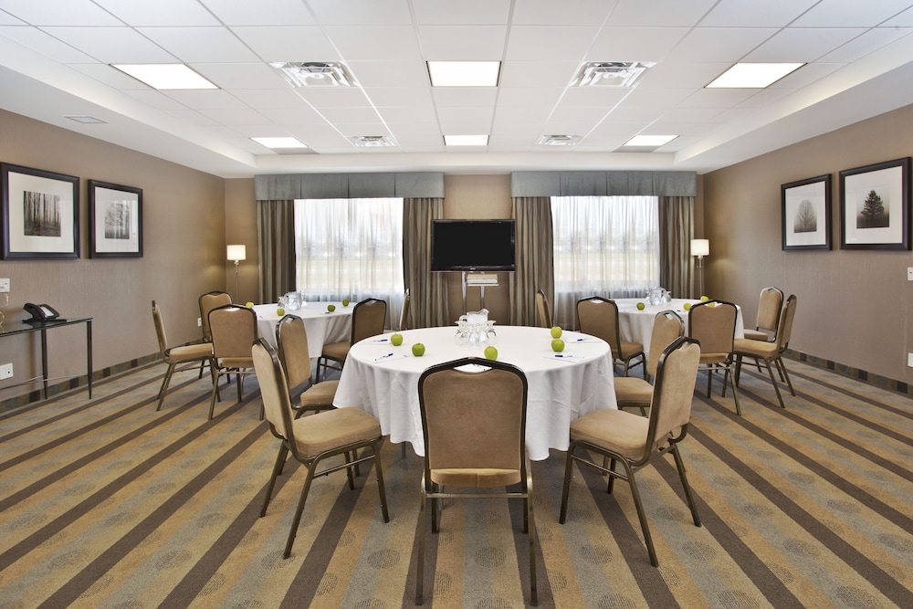 holiday inn express and suites kingston central by ihg