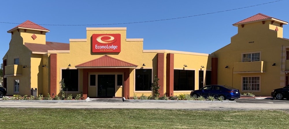 econo lodge inn and suites maingate central