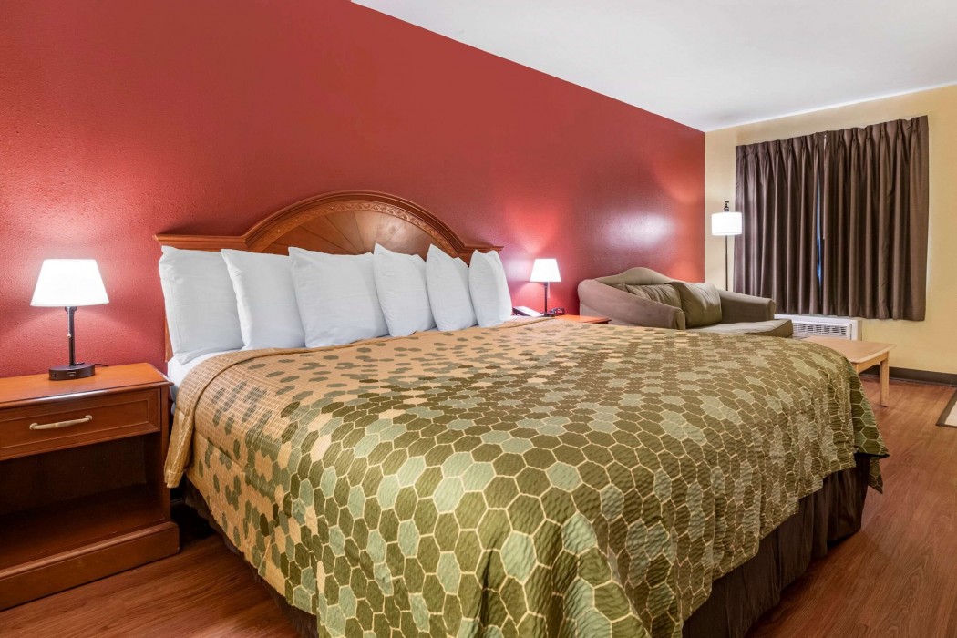 econo lodge inn and suites maingate central