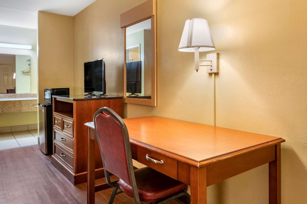 econo lodge inn and suites maingate central