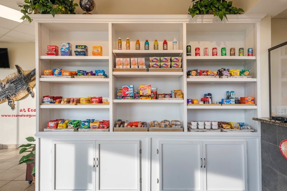 econo lodge inn and suites maingate central