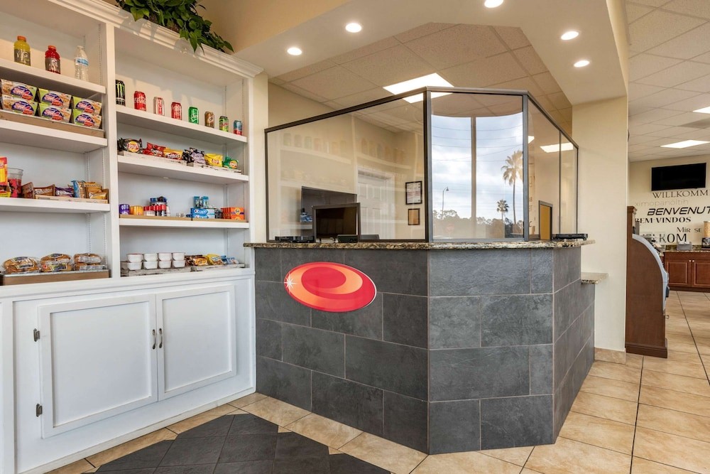 econo lodge inn and suites maingate central