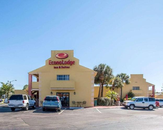econo lodge inn and suites maingate central