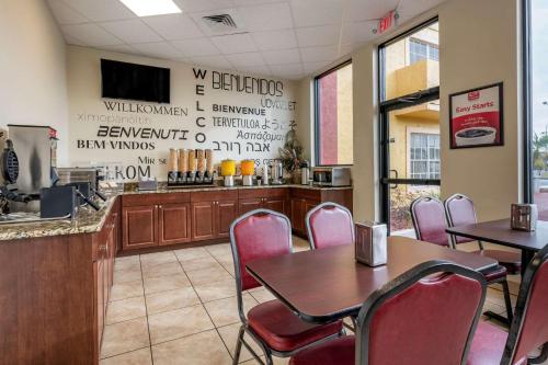 econo lodge inn and suites maingate central