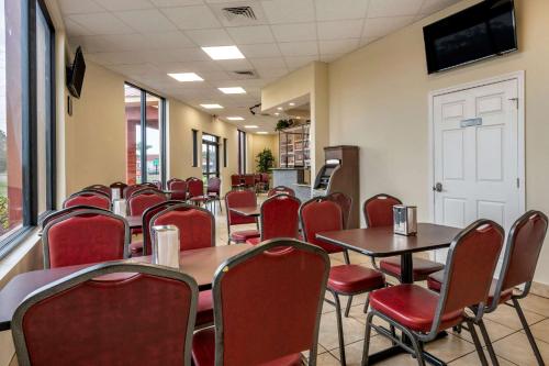 econo lodge inn and suites maingate central