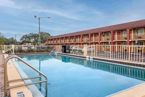econo lodge inn and suites maingate central