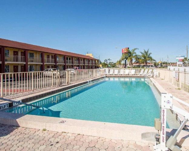 econo lodge inn and suites maingate central