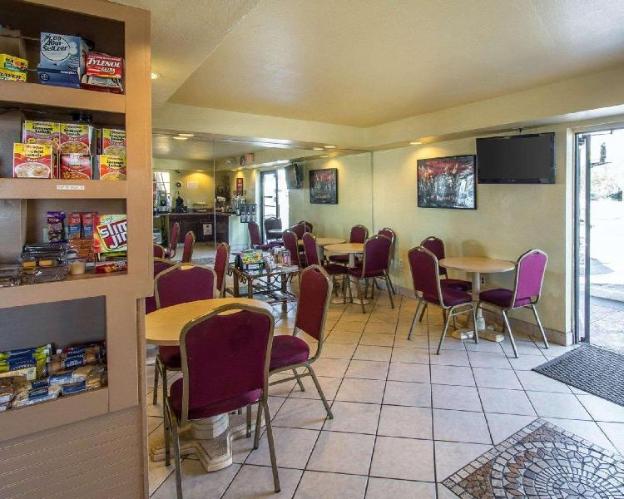 econo lodge inn and suites maingate central