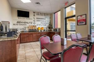 econo lodge inn and suites maingate central