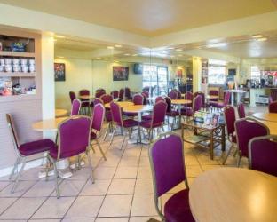 econo lodge inn and suites maingate central
