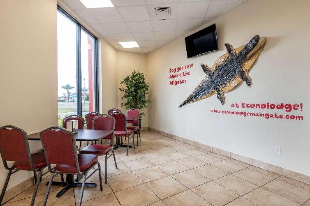 econo lodge inn and suites maingate central