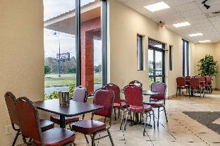 econo lodge inn and suites maingate central
