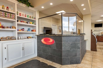 econo lodge inn and suites maingate central