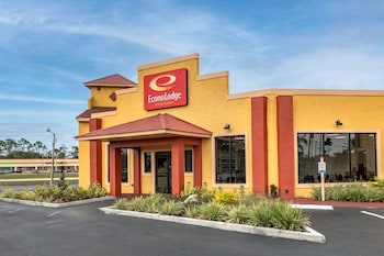 econo lodge inn and suites maingate central