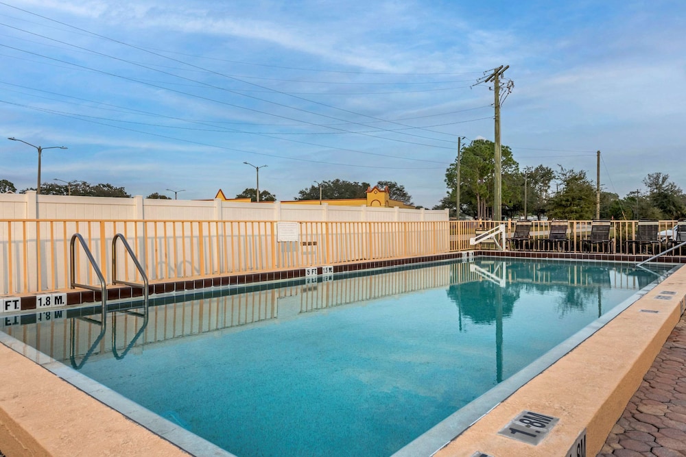 econo lodge inn and suites maingate central