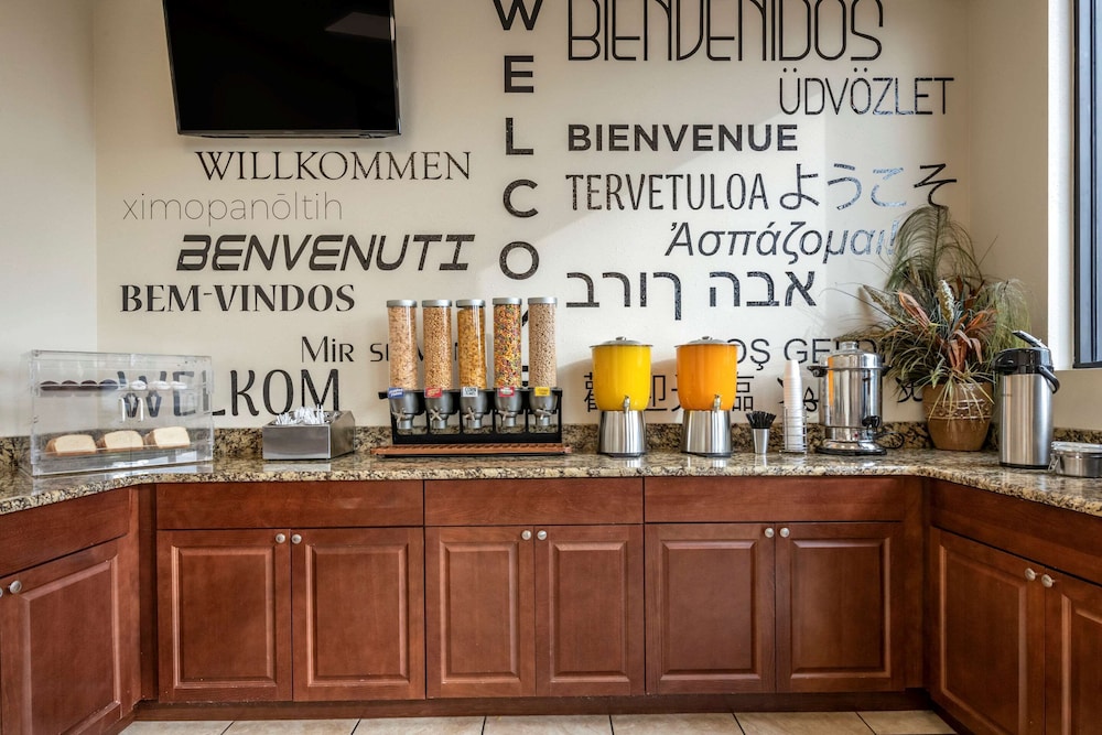 econo lodge inn and suites maingate central