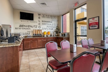 econo lodge inn and suites maingate central