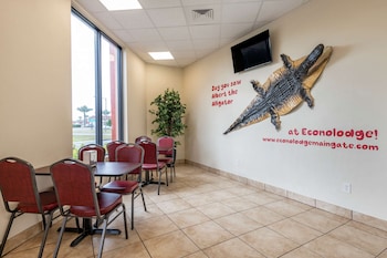 econo lodge inn and suites maingate central