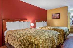 econo lodge inn and suites maingate central