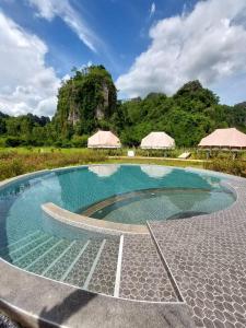 A Moment Of Love...By Red Z, Baan Mung,,4 star