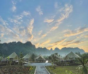 A Moment Of Love...By Red Z, Baan Mung,,4 star