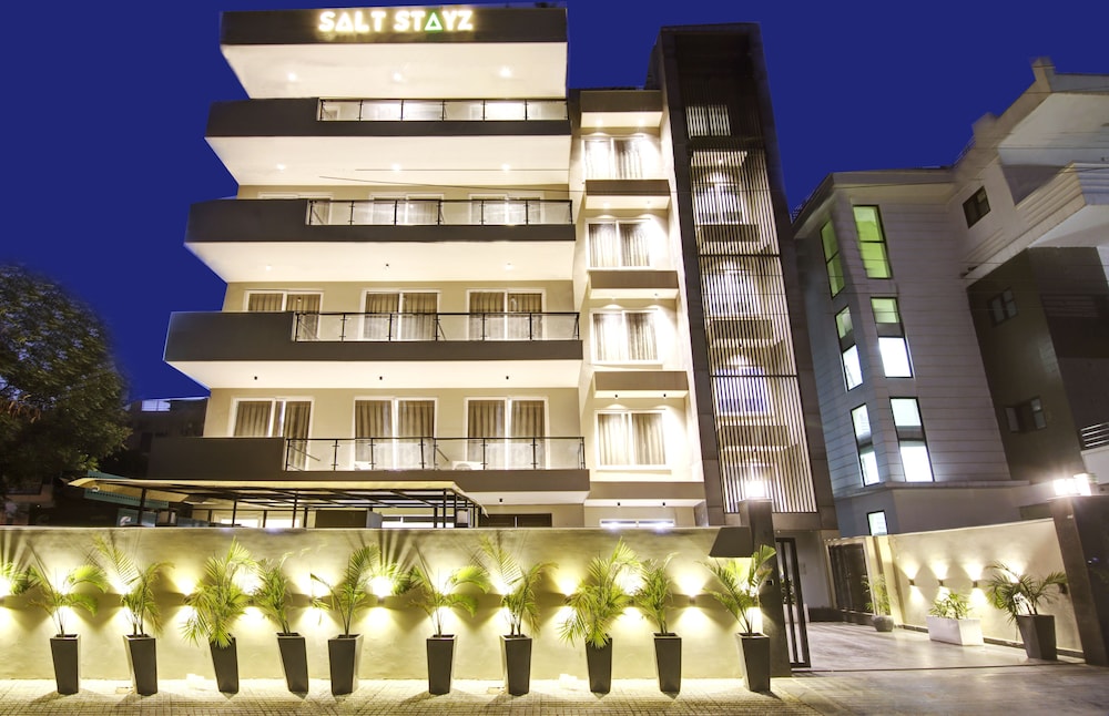 saltstayz select near sohna road city center