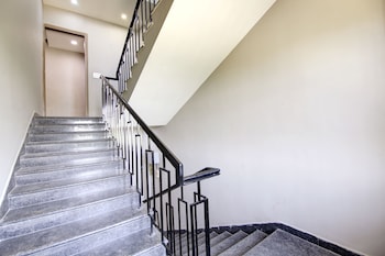 saltstayz select near sohna road city center