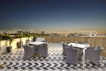 saltstayz select near sohna road city center