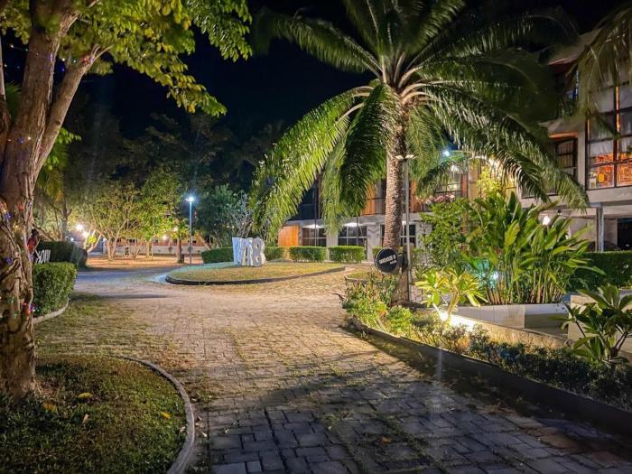 warehouse18 pool cafe resort