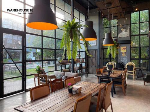 warehouse18 pool cafe resort