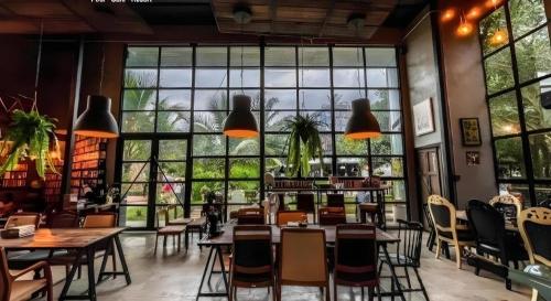 warehouse18 pool cafe resort