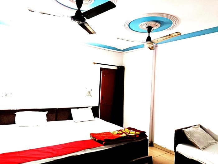 lotus stay 1 min walk in nizamuddin railway st