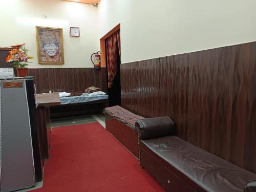 lotus stay 1 min walk in nizamuddin railway st