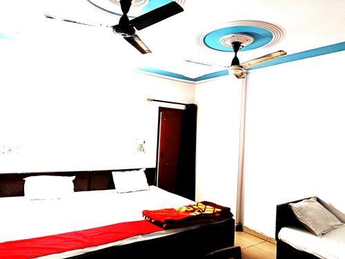 lotus stay 1 min walk in nizamuddin railway st