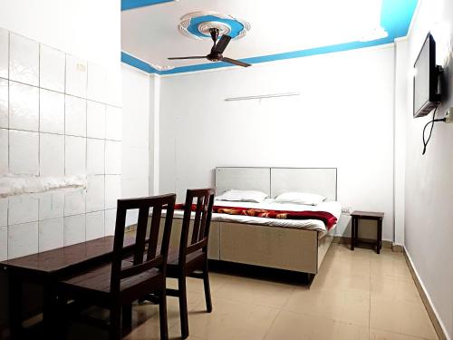 lotus stay 1 min walk in nizamuddin railway st