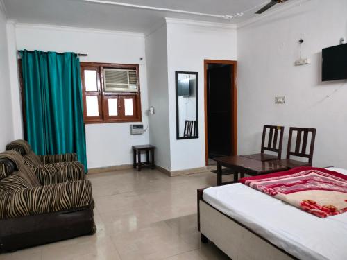Lotus Stay -1 Min Walk In Nizamuddin Railway St,,3 star