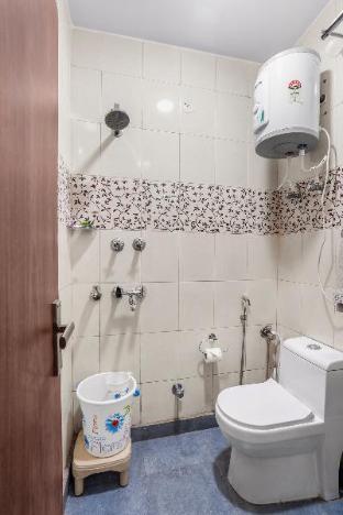 entire luxurious apartment with kitchen near metro