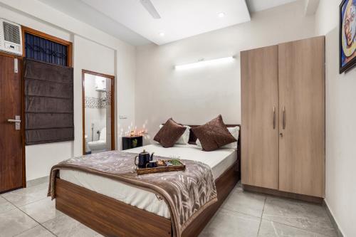 entire luxurious apartment with kitchen near metro