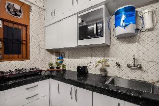 entire luxurious apartment with kitchen near metro