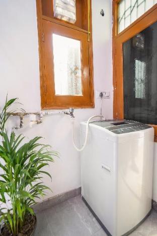 entire luxurious apartment with kitchen near metro