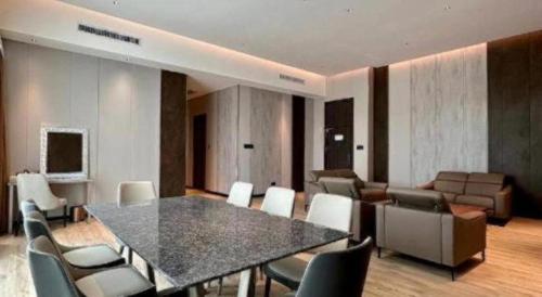 j hotel