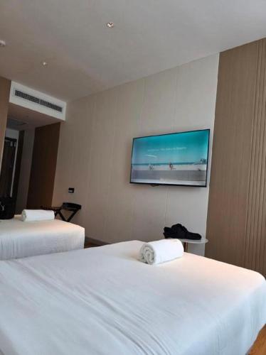 j hotel