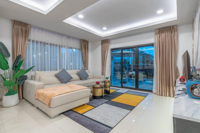 southern peak pool villa huayyai pattaya